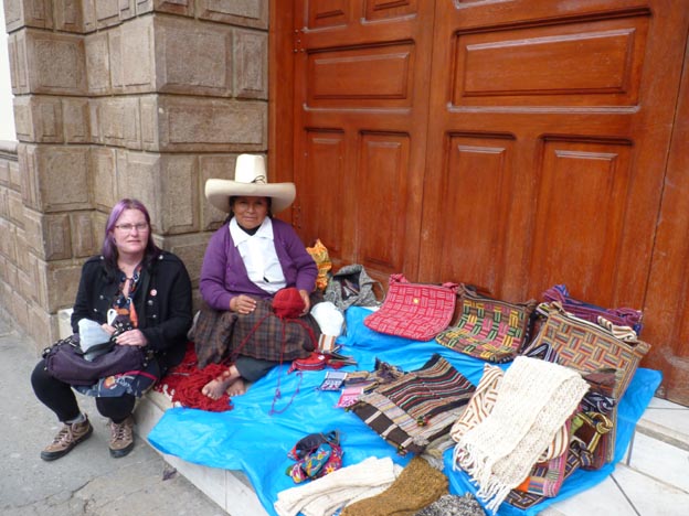 En kvinna som sålde och tillverkade hantverk på gatan utanför hotellet.