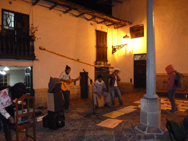 Mannen med det långa blåsinstrumentet.