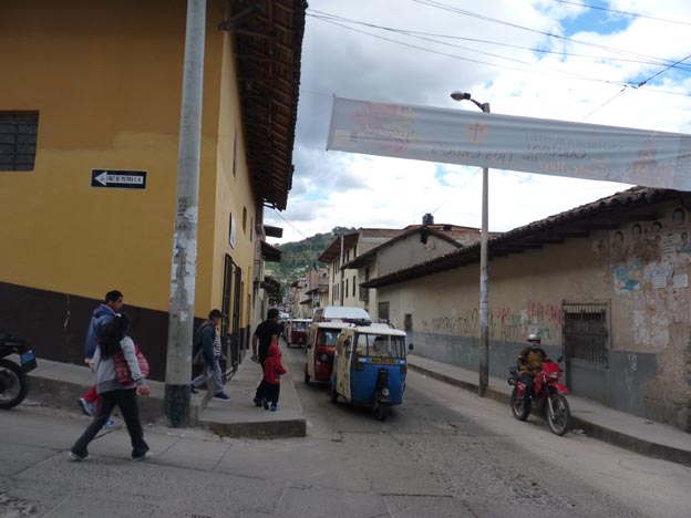 Gata runt torget i Cajamarca.
