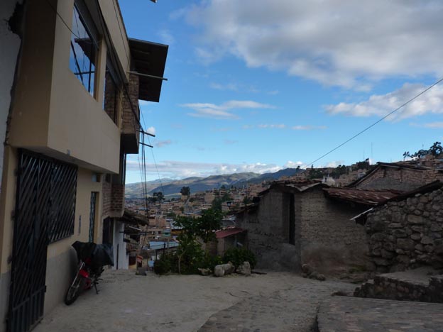 Vägen upp slingrade sig mellan husen.