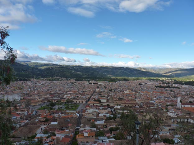 Cajamarca, staden mellan bergstopparna.