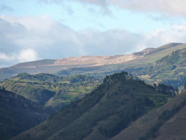 Om man zoomade mycket med kameran kunde man se dagbrottet som hotar staden.