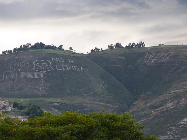 Conga no, hade någon skrivit med stora bokstäver på berget. Conga är den gruva som förstör vattnet och markerna för dem som bor i och runt Cajamarca.