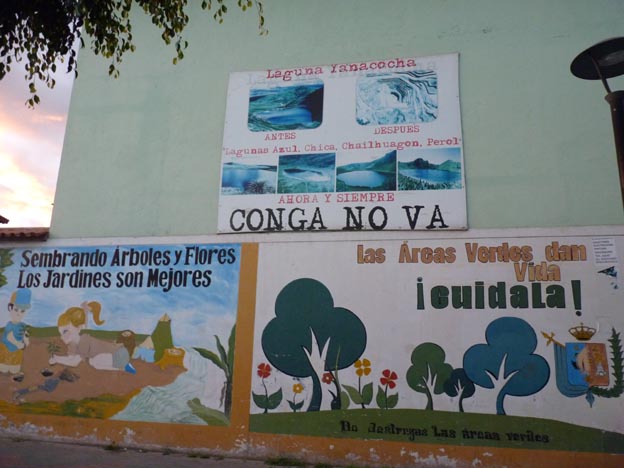 Målningar och affischer på en vägg.