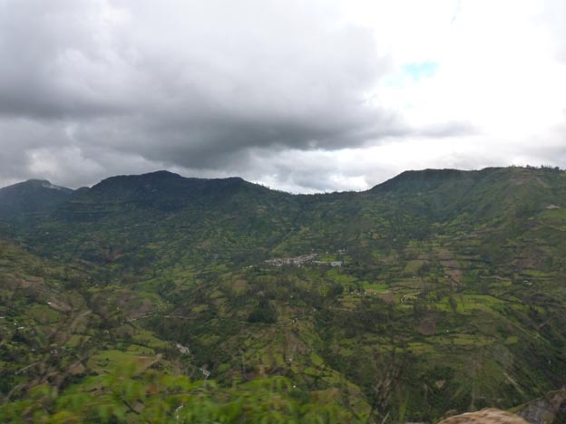 På väg till Maxima. På andra sidan av dalen fanns det några hus.