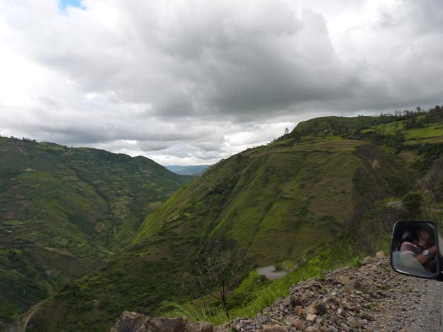 Vägen slingrade sig längs med berget. På andra sidan var det höga stup, rakt ner i dalen.